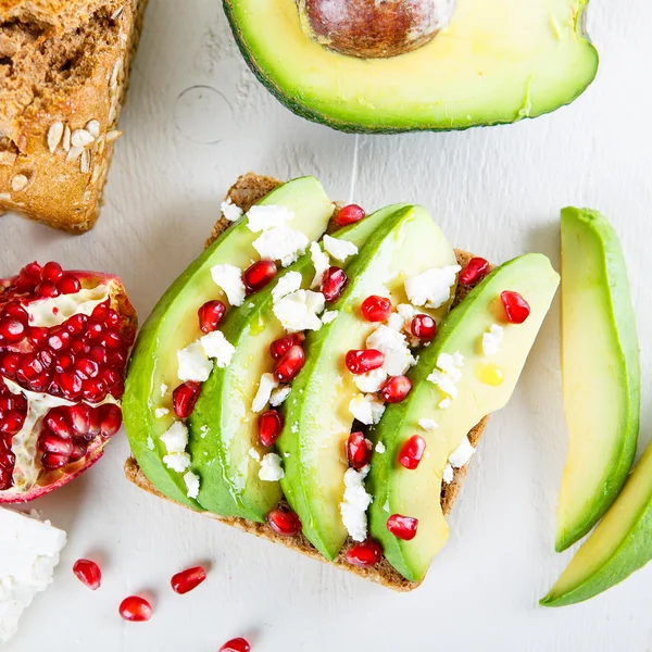 Beyaz peynir ile avokado, nar Ayçiçeği tohumları ekmek sandviç — Stok fotoğraf