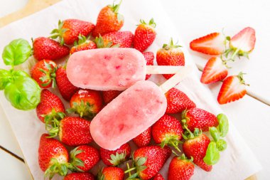 Taze çilek ile dondurma popsicles