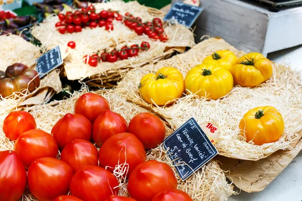 Organic fresh tomatoes from mediterranean farmers market in Prov — Stock Photo, Image