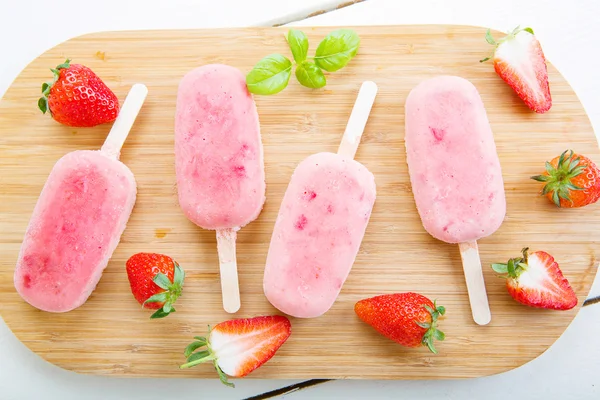 Ice cream popsicles with fresh strawberries — Stock Photo, Image