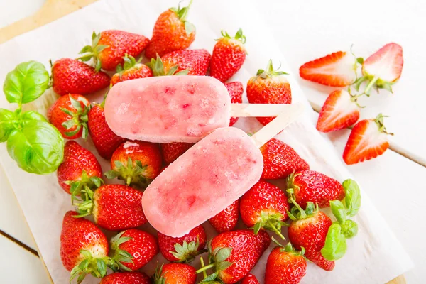 Ice cream popsicles med färska jordgubbar — Stockfoto