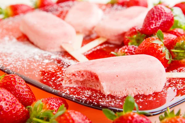 Παγωτό popsicles με φρέσκες φράουλες — Φωτογραφία Αρχείου
