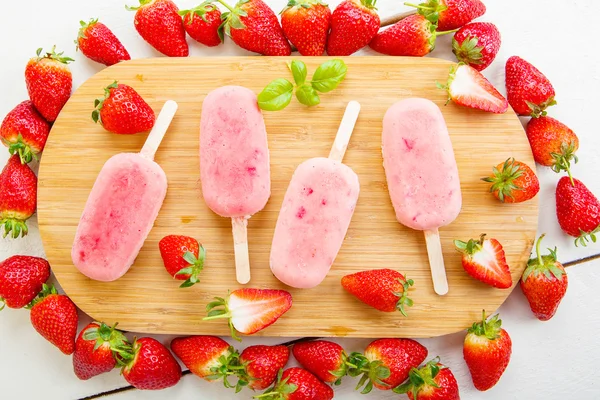 Ice cream popsicles with fresh strawberries — Stock Photo, Image