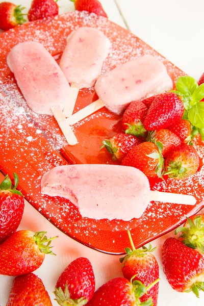 Eis am Stiel mit frischen Erdbeeren — Stockfoto