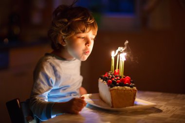 Doğum günü pastası mumlar üfleme küçük çocuk çocuk