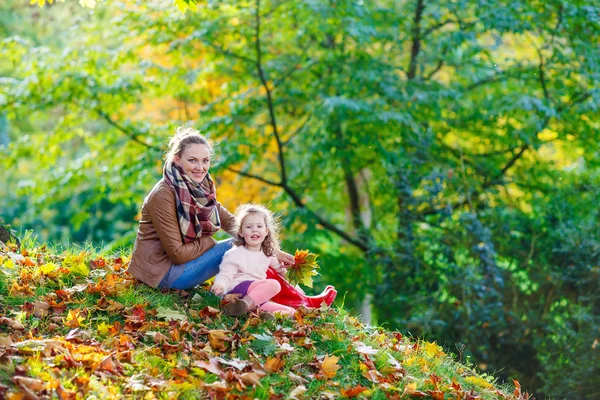 Madre y su hija pequeña en el hermoso parque de otoño —  Fotos de Stock