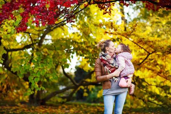 Anne ve küçük kızı güzel sonbahar Park — Stok fotoğraf