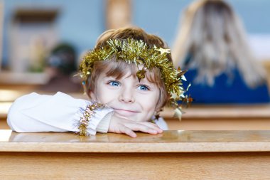 Noel hikaye kilisede bir melek oynarken küçük çocuk çocuk