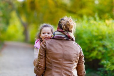 Anne ve küçük kızı güzel sonbahar Park