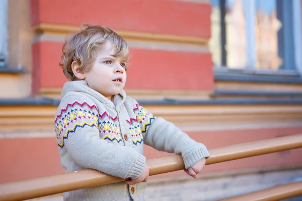 Kleine kaukasische Kleinkind Jungen Spaß haben, im Freien — Stockfoto