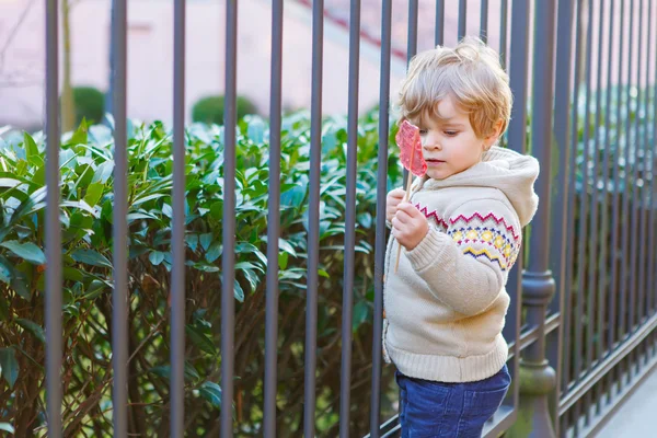 Pequeño niño caucásico divirtiéndose, al aire libre — Foto de Stock