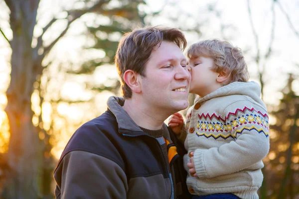 Vater und kleiner Sohn im Park oder Wald, im Freien. — Stockfoto