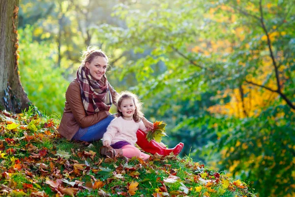 Anne ve küçük kızı güzel sonbahar orman — Stok fotoğraf