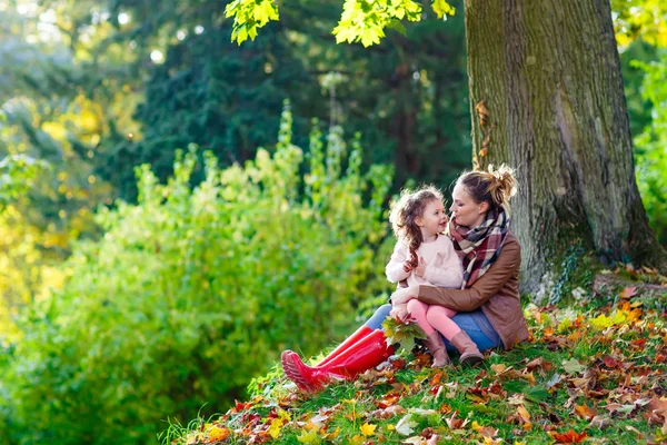 母亲和小女儿在美丽的秋天森林 — 图库照片