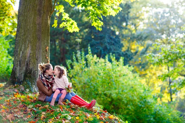 母亲和小女儿在美丽的秋天森林 — 图库照片
