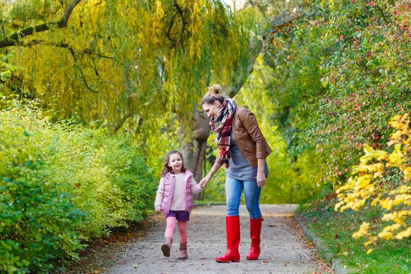 Mère et petite fille à la belle forêt d'automne — Photo