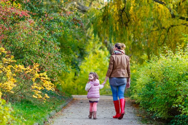 Matka a malou dceru na krásné podzimní Les — Stock fotografie