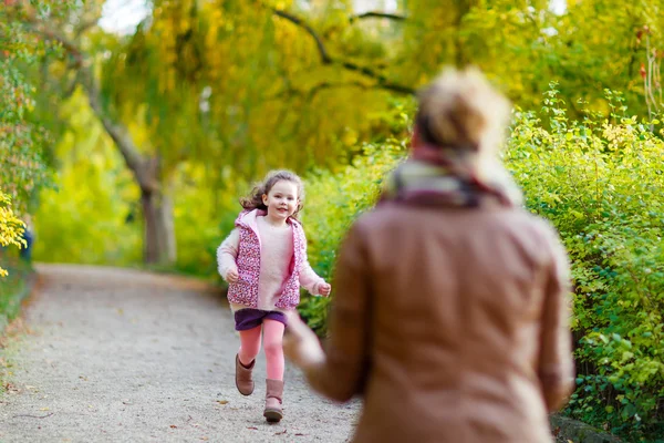 Moeder en dochtertje op prachtig herfst bos — Stockfoto