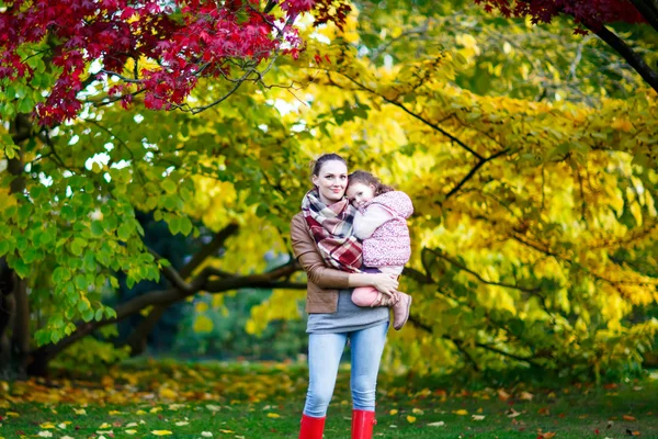 Mother and her little daughter at beautiful autumn park — Stock Photo, Image