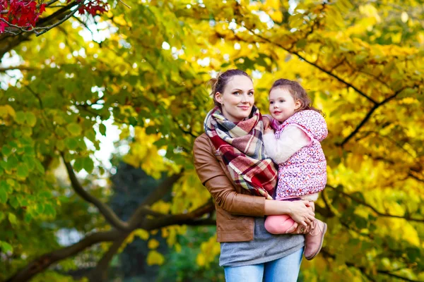 Anne ve küçük kızı güzel sonbahar Park — Stok fotoğraf