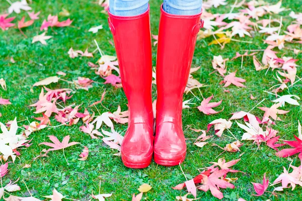 Pernas de mulher jovem em botas de chuva vermelhas . — Fotografia de Stock