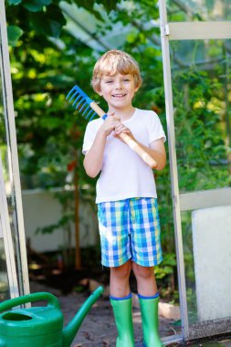 Sera Bahçe çapa ile çalışan küçük bir çocuk çocuk