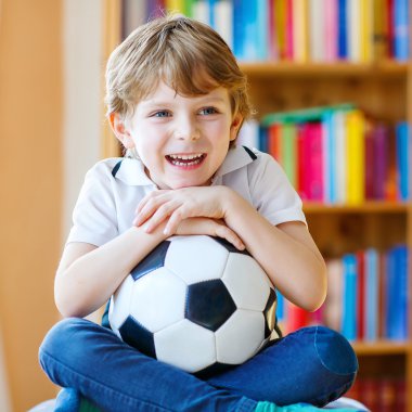 Çocuk çocuk izlerken futbol ya da televizyonda futbol maç