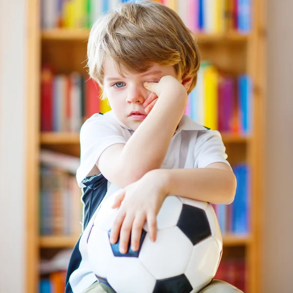 Niño triste por la pérdida de fútbol o partido de fútbol — Foto de Stock