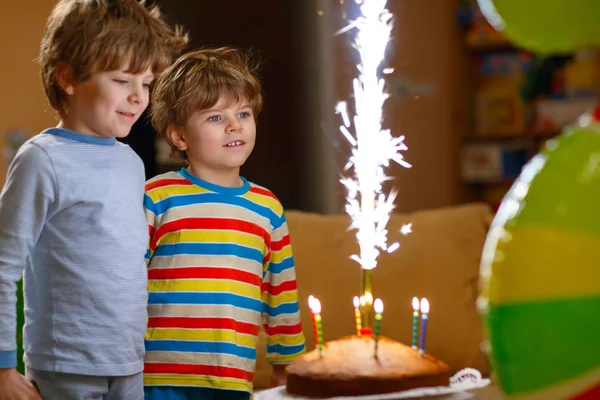 Little Kid Boys firar födelsedag med tårta och ljus — Stockfoto