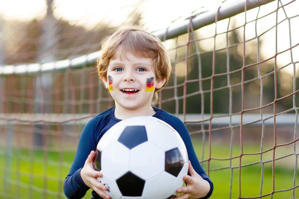 Dítě chlapec hrát fotbal s fotbalem — Stock fotografie