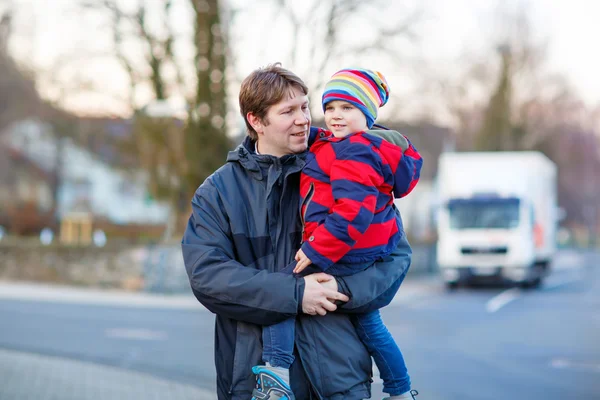 Padre sosteniendo niño, hijo en el brazo al aire libre — Foto de Stock