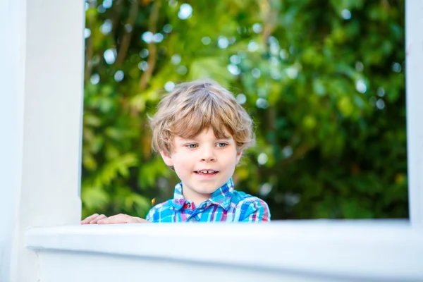 カメラで笑顔の金髪の子供男の子の肖像画 — ストック写真