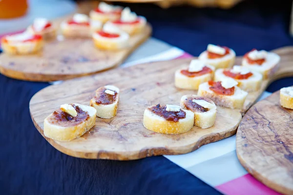 Different olive tapenades on provencal street market in Provence — Stock Photo, Image