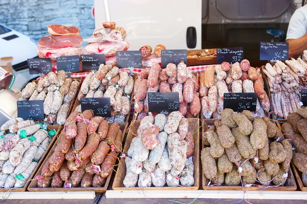 French saucissons and ham display in market in south of France — Stock Photo, Image