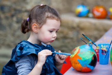 Küçük çocuk kız kabak renk ile boyama
