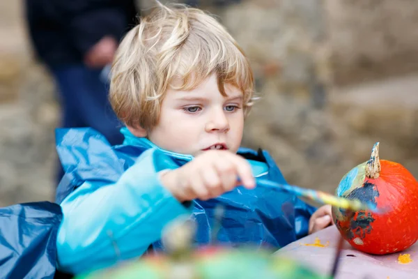 Bambino bambino pittura con colori sulla zucca — Foto Stock