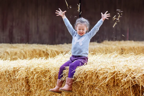Heureux fille avoir amusant avec foin sur une ferme — Photo