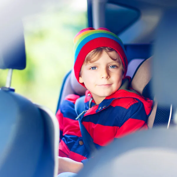 Porträtt av förskolebarn pojke sitter i bilen — Stockfoto