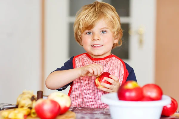 Entzückende kleine Junge helfen und backen Apfelkuchen in Häusern kitc — Stockfoto