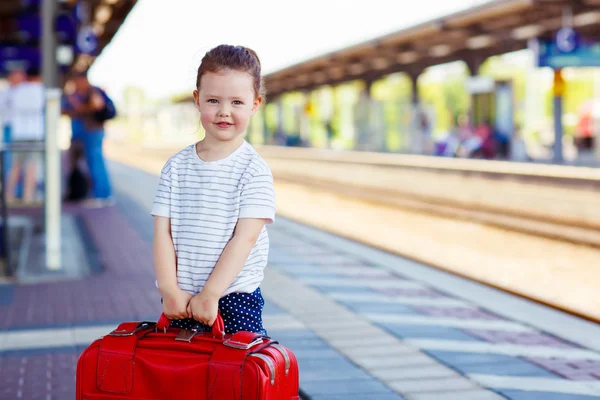Linda niña en una estación de tren . — Foto de Stock