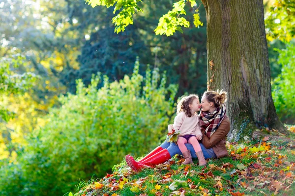 Matka a malou dceru na krásné podzimní Les — Stock fotografie