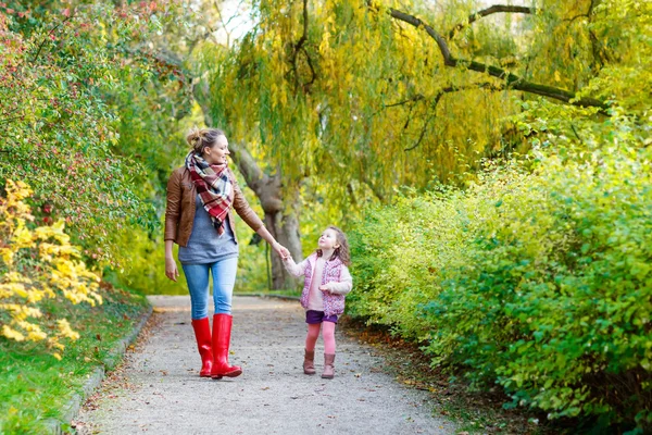 Mother and her little daughter at beautiful autumn park — Stock Photo, Image
