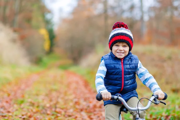 Jongen-jongetje met fiets in herfst bos — Stockfoto