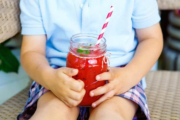 Kleiner Junge trinkt gesunden Frucht-Smoothie — Stockfoto