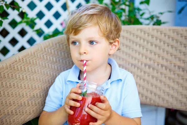 Kleiner Junge trinkt gesunden Frucht-Smoothie — Stockfoto