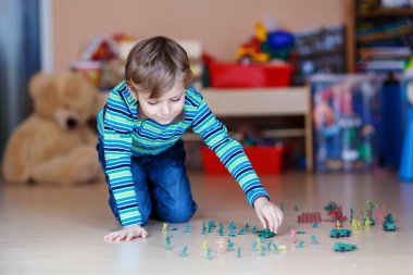 Oyuncak askerlerle kapalı kreş oyun çocuk evlat