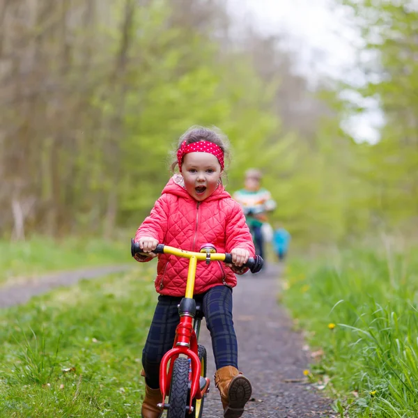 Kid girl riding his first bike, outdoors — Stock Photo, Image