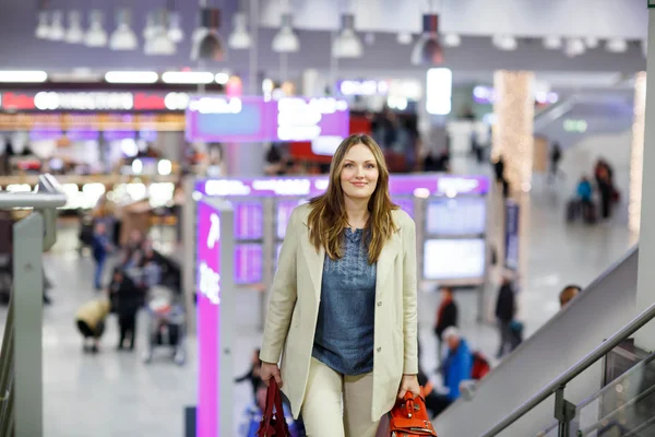 Kvinna på internationella flygplats väntar flyg på terminal — Stockfoto