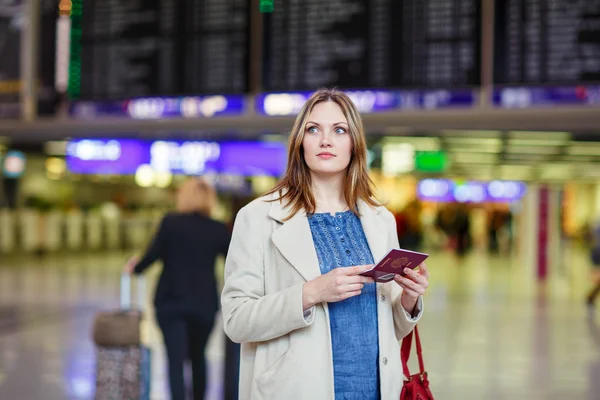 Kvinna på internationella flygplats väntar flyg på terminal — Stockfoto