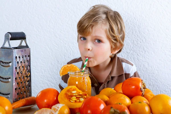 Pequeño niño bebiendo batido saludable —  Fotos de Stock